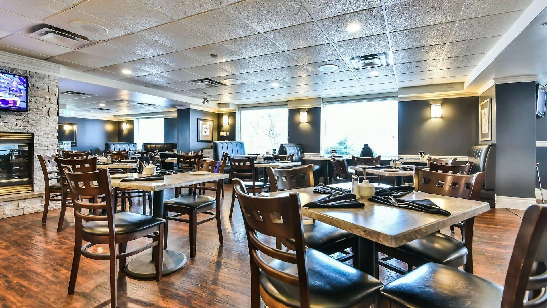 Radisson Suites Hotel Toronto Airport 3*,