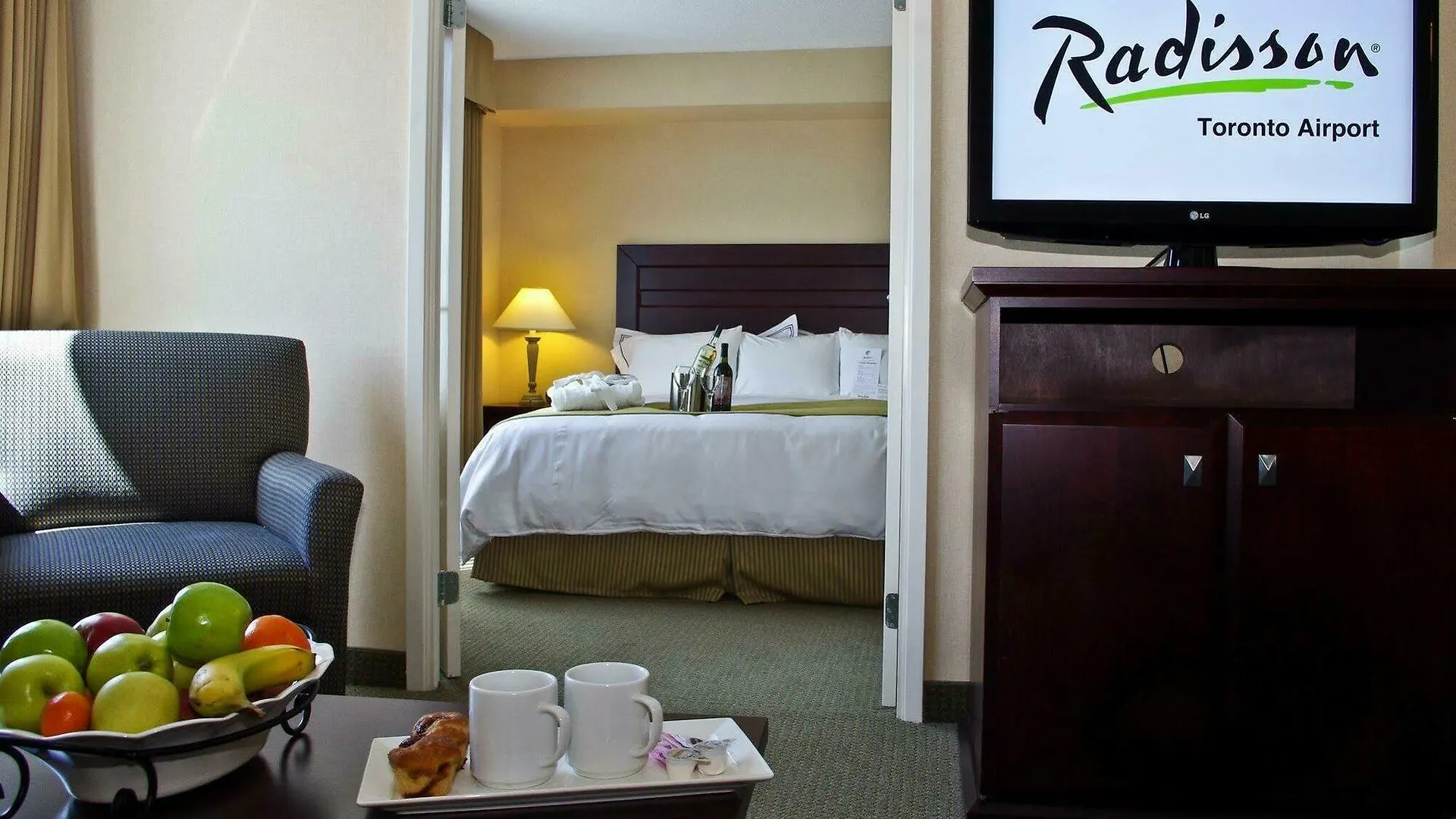 ***  Radisson Suites Hotel Toronto Airport Canada